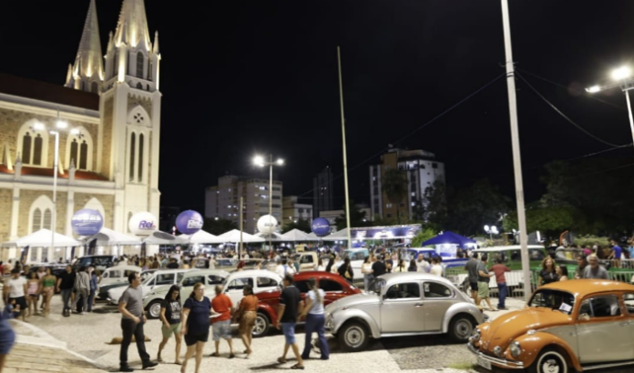 14º Encontro de Carros Antigos agita a Praça Dom Malan em Petrolina (PE) com relíquias automotivas