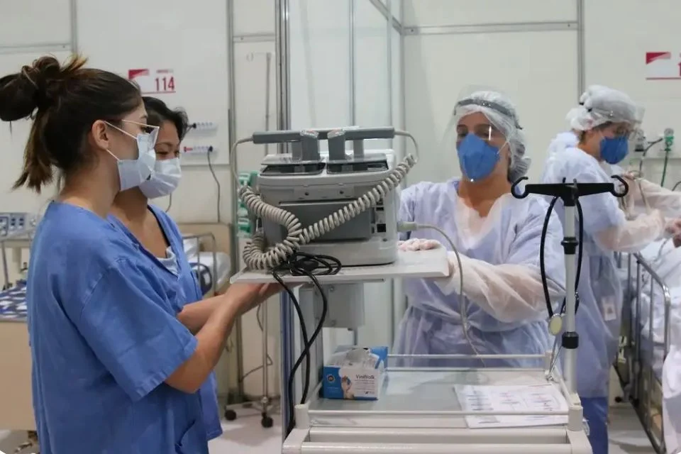 52 crianças e sete recém-nascidos com síndrome respiratória aguda grave aguardam vagas em unidades de terapia intensiva em Pernambuco.