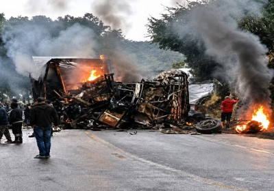 Acidente entre ônibus e caminhão resulta em vítimas fatais e feridos no Norte de Minas Gerais.