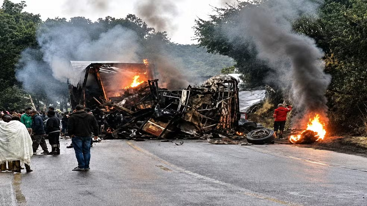 Acidente entre ônibus e caminhão resulta em vítimas fatais e feridos no Norte de Minas Gerais.