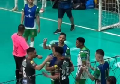 Além do futebol: solidariedade e empatia no gesto do jogador ao auxiliar adversário machucado Além do futebol: solidariedade e empatia no gesto do jogador ao auxiliar adversário machucado