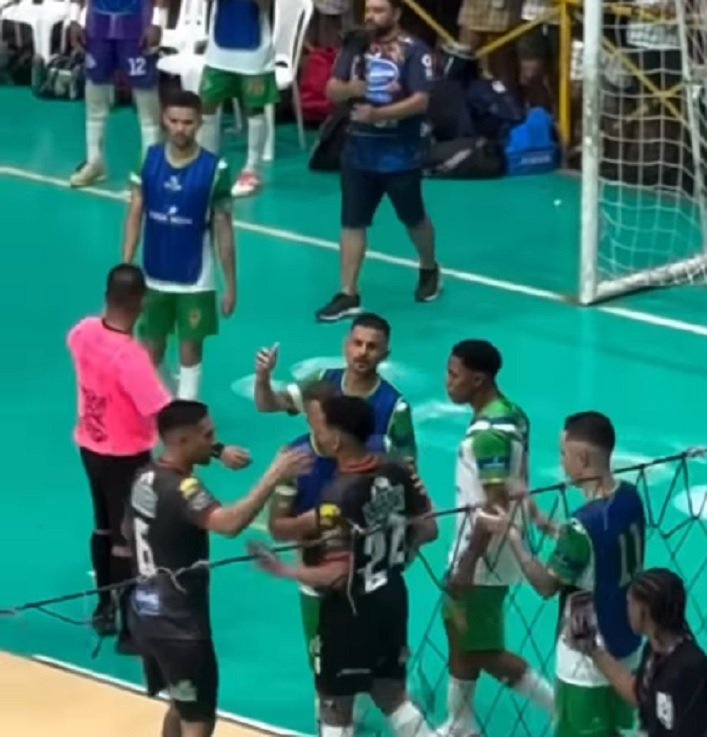 Além do futebol: solidariedade e empatia no gesto do jogador ao auxiliar adversário machucado