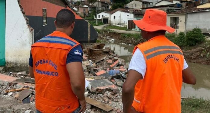 Após chuvas em Pernambuco, 1.150 permanecem desabrigados; governo federal declara emergência em 23 cidades.