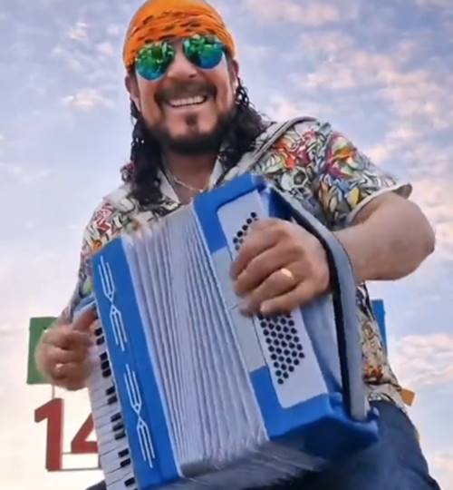 Bell Marques lidera a celebração do aniversário de Senhor do Bonfim em trio elétrico.