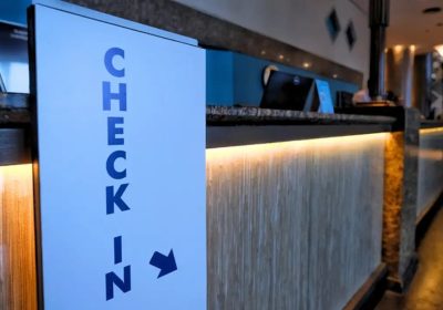 Com o check-in digital, os hóspedes podem chegar ao hotel com a ficha cadastral preenchida. Com o check-in digital, os hóspedes podem chegar ao hotel com a ficha cadastral preenchida.
