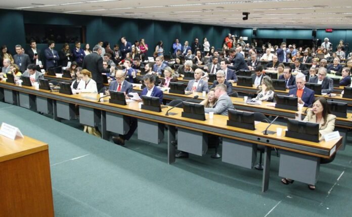 Comissão da Câmara dos Deputados aprova texto-base da PEC que põe fim à escala de trabalho 6×1
