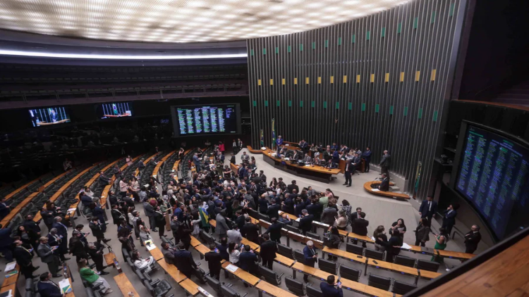 Congresso derruba veto de Lula e permite doações antes das eleições