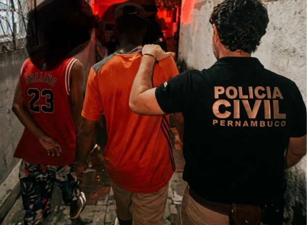 Dupla em flagrante por homicídio qualificado é presa pela Polícia Civil em Sertânia (PE)
