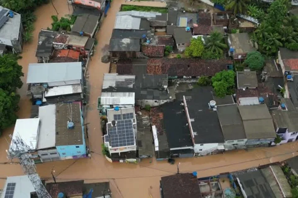 Governo de Pernambuco sanciona lei que garante auxílio para famílias impactadas pelas chuvas.