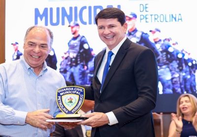 Guarda Civil de Petrolina presta homenagem ao ex-senador Fernando Bezerra Coelho em comemoração aos 32 anos de serviço.