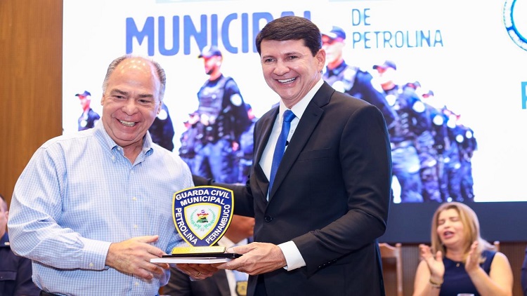 Guarda Civil de Petrolina presta homenagem ao ex-senador Fernando Bezerra Coelho em comemoração aos 32 anos de serviço.