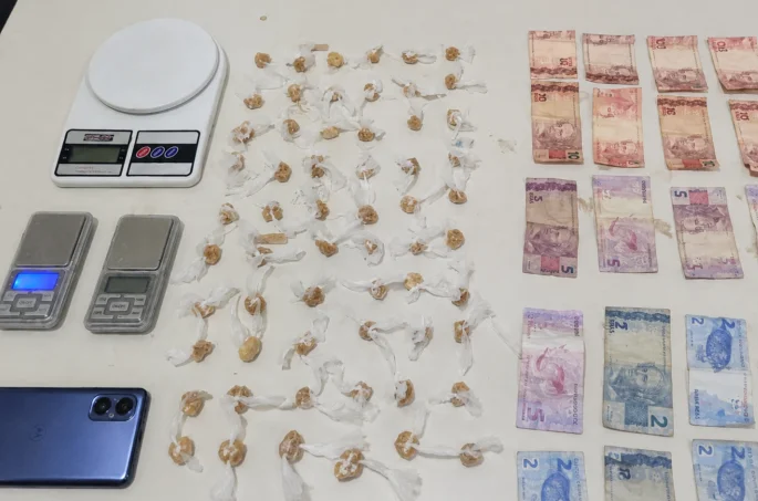 Homem é preso com quase 600 pedras de crack no bairro Alto do Cruzeiro, em Juazeiro (BA)