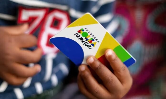 IBGE aponta recorde no número de brasileiros com renda, mas Bolsa Família sofre queda