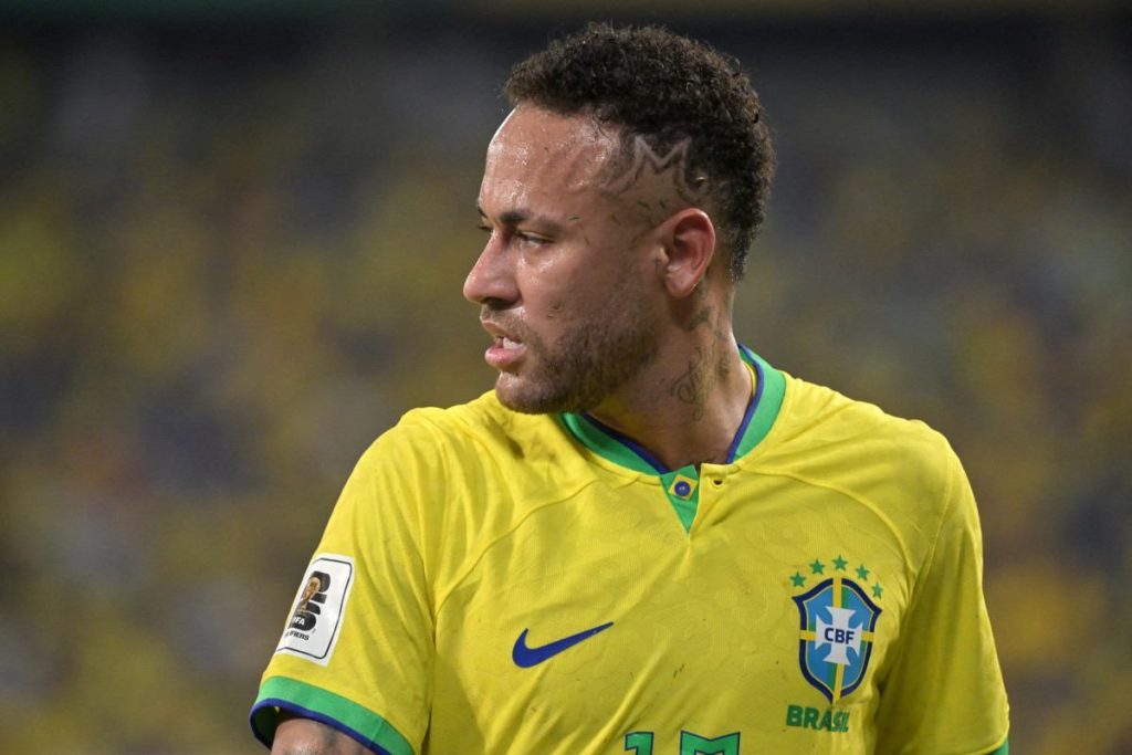 Lesão de grau 2 na panturrilha de Neymar é confirmada e preocupa a Seleção Brasileira.