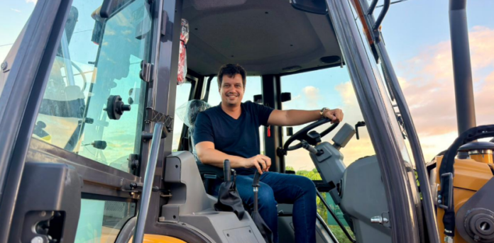 Lucas Ramos supera marca de 100 equipamentos pesados entregues na agricultura familiar em Pernambuco