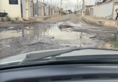 Morador do Dom Avelar critica a situação de esgoto estourado no bairro Morador do Dom Avelar critica a situação de esgoto estourado no bairro