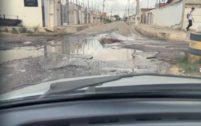 Morador do Dom Avelar critica a situação de esgoto estourado no bairro