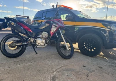 PRF recupera moto roubada no Recife e retira veículo em Petrolina