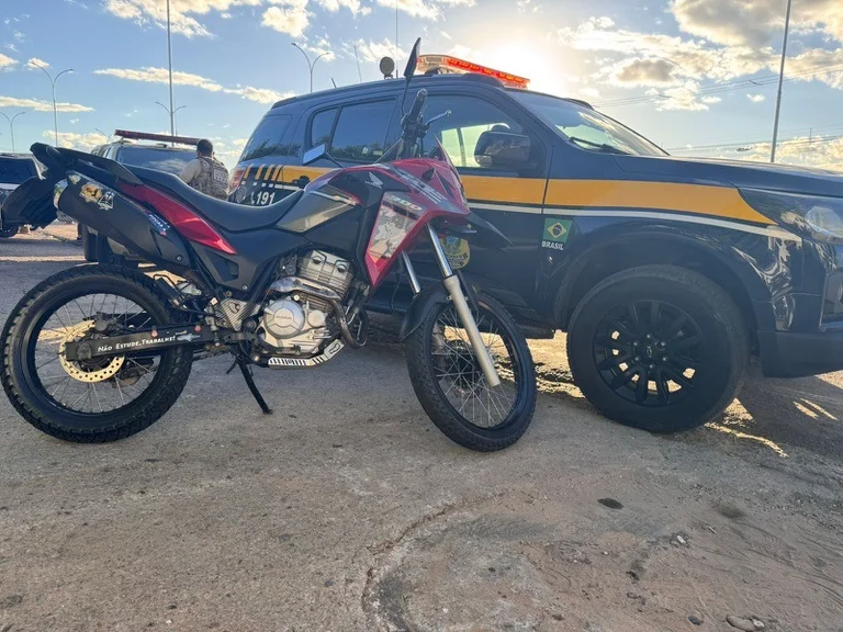 PRF recupera moto roubada no Recife e retira veículo em Petrolina