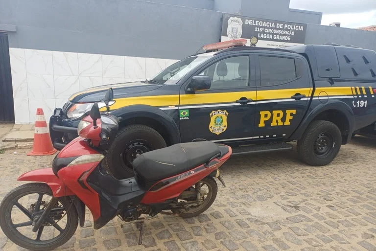 PRF recupera motocicleta roubada durante Operação Duas Rodas em Lagoa Grande (PE)