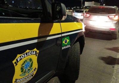 Polícia Rodoviária Federal recupera carro roubado e prende homem por receptação em Juazeiro. Polícia Rodoviária Federal recupera carro roubado e prende homem por receptação em Juazeiro.