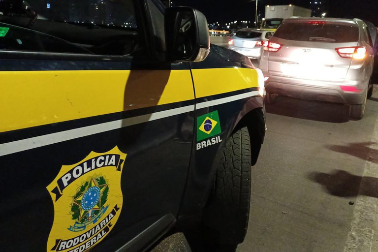 Polícia Rodoviária Federal recupera carro roubado e prende homem por receptação em Juazeiro.