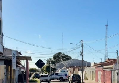 Polícia cerca área no bairro José e Maria, em Petrolina, em resposta a mulher armada que surta e dispara armas