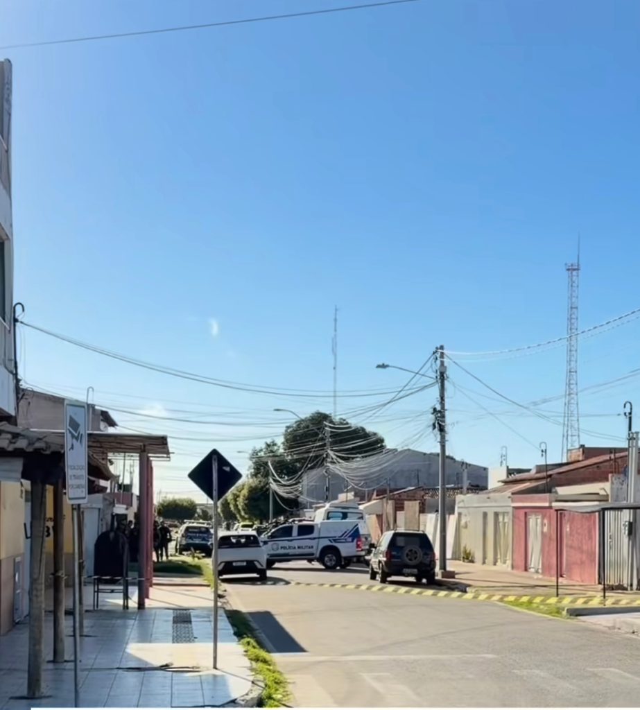 Polícia cerca área no bairro José e Maria, em Petrolina, em resposta a mulher armada que surta e dispara armas