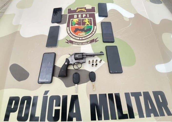 Polícia prende suspeitos, resgata motorista e recupera carga roubada em operação em Salgueiro.