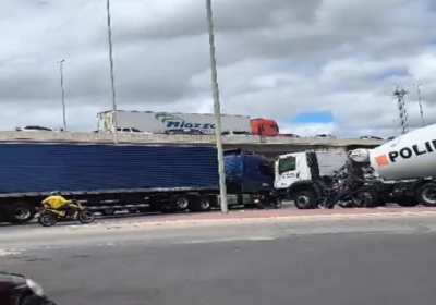 Vídeo mostra caminhões pesados circulando irregularmente na Ponte Presidente Dutra em horários de pico Vídeo mostra caminhões pesados circulando irregularmente na Ponte Presidente Dutra em horários de pico
