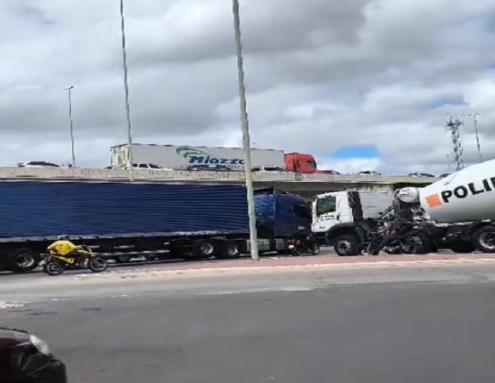 Vídeo mostra caminhões pesados circulando irregularmente na Ponte Presidente Dutra em horários de pico