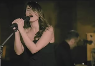 Cantora iraniana é sentenciada a receber 74 chibatadas por se apresentar sem véu Cantora iraniana é sentenciada a receber 74 chibatadas por se apresentar sem véu