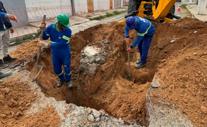 Compesa agradece aos moradores do bairro Rio Corrente por desobstruir boca de lobo com recursos próprios