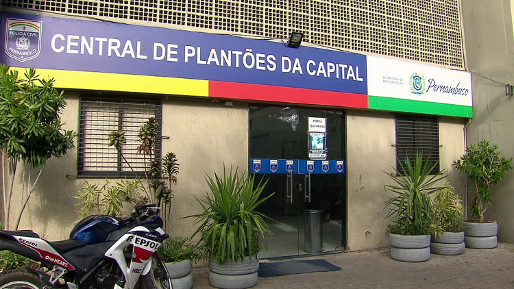 Dois homens presos após troca de tiros com policiais em perseguição a assaltantes de casa de jogos no Recife