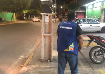 Fiscalização remove propagandas irregulares das ruas de Petrolina (PE) durante a noite.