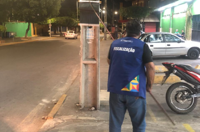 Fiscalização remove propagandas irregulares das ruas de Petrolina (PE) durante a noite.