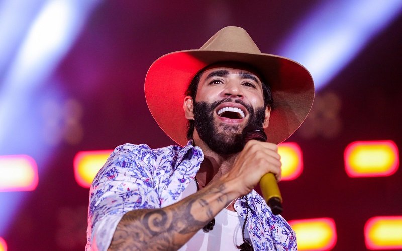 Gusttavo Lima emociona o público de Petrolina com um show que mescla sertanejo e forró