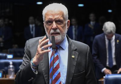 Jaques anuncia afastamento da liderança do governo no Senado após reunião com Lula Jaques anuncia afastamento da liderança do governo no Senado após reunião com Lula