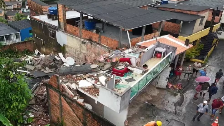 Menina de 9 anos é resgatada após desabamento de prédio ao lado em Salvador