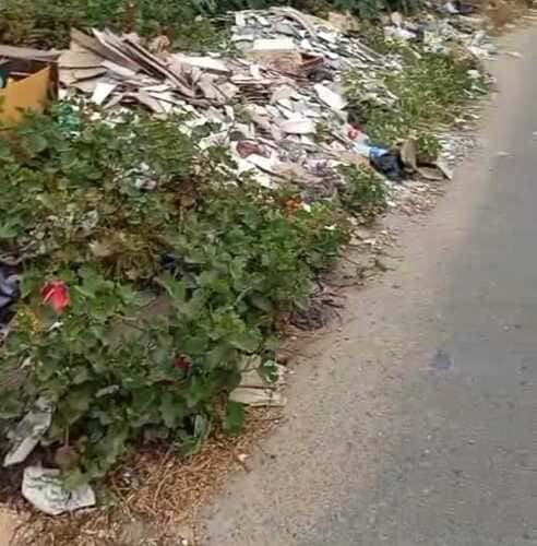 Moradores do Residencial Vivendas estão preocupados com a quantidade de lixo e entulhos presentes no local.