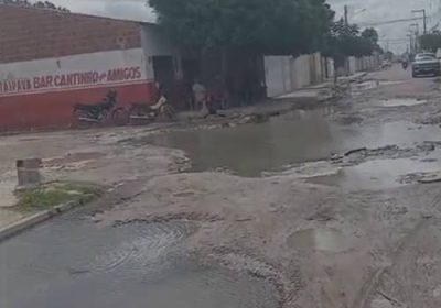 Moradores sofrem com esgoto acumulado há meses entre Santa Luzia e Mandacaru