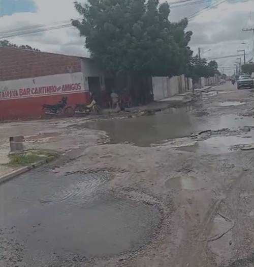 Moradores sofrem com esgoto acumulado há meses entre Santa Luzia e Mandacaru