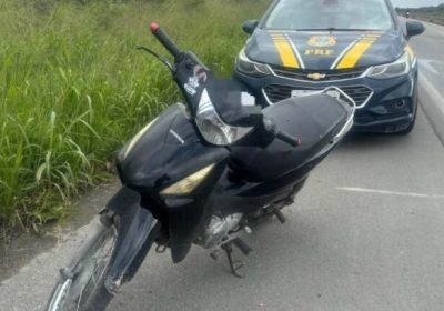 Motociclista é flagrado a 135 km por hora e sem habilitação em BR de Pernambuco com licenciamento atrasado há 20 anos Motociclista é flagrado a 135 km por hora e sem habilitação em BR de Pernambuco com licenciamento atrasado há 20 anos