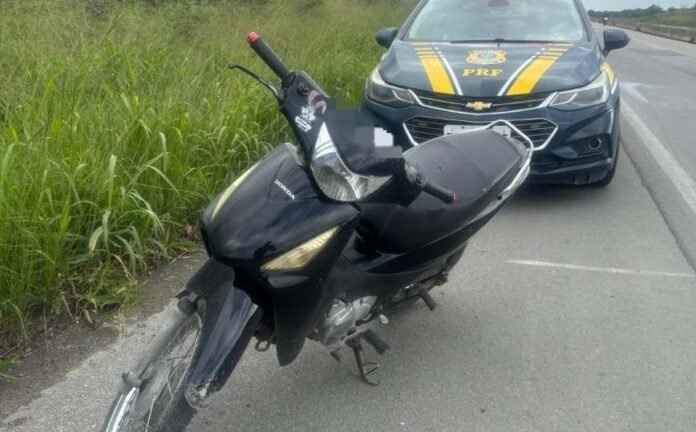 Motociclista é flagrado a 135 km por hora e sem habilitação em BR de Pernambuco com licenciamento atrasado há 20 anos