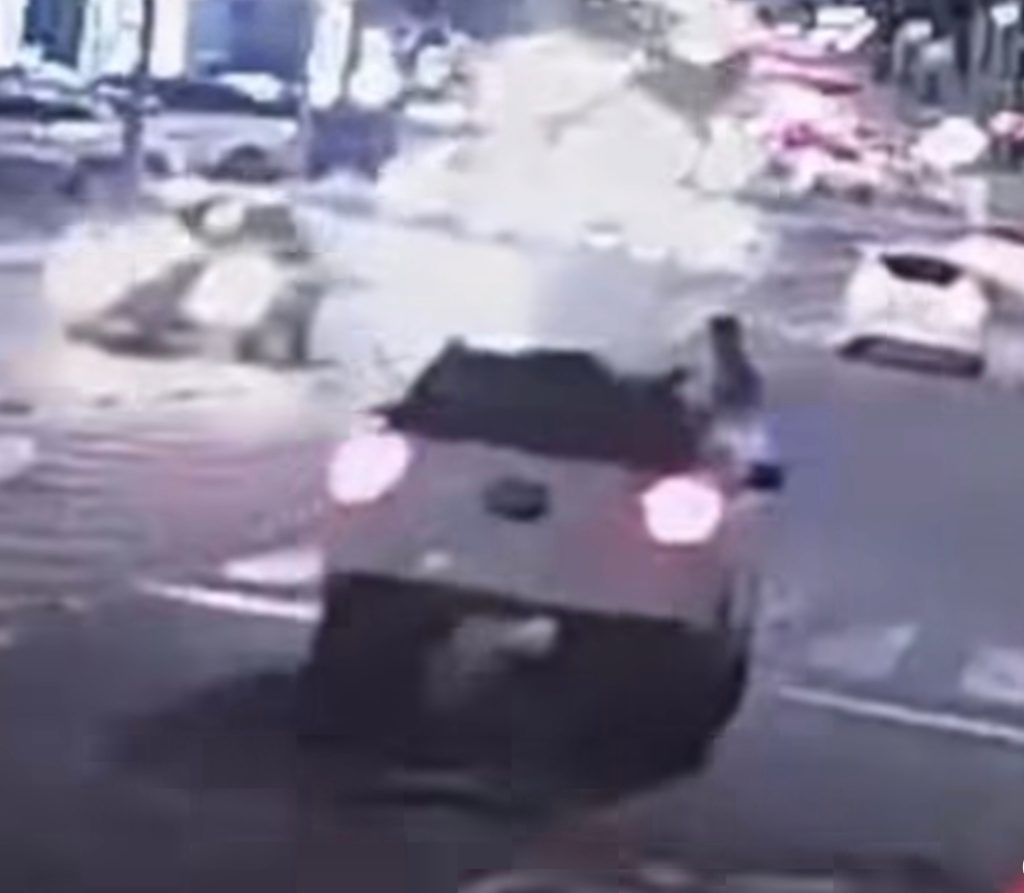 Motorista foge após atropelar duas pessoas na faixa de pedestres na Orla de Petrolina