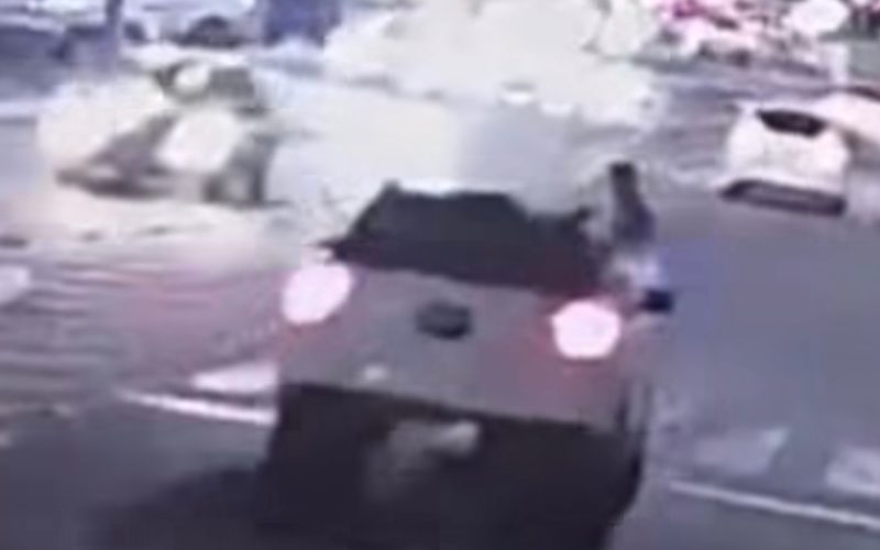 Motorista foge após atropelar duas pessoas na faixa de pedestres na Orla de Petrolina