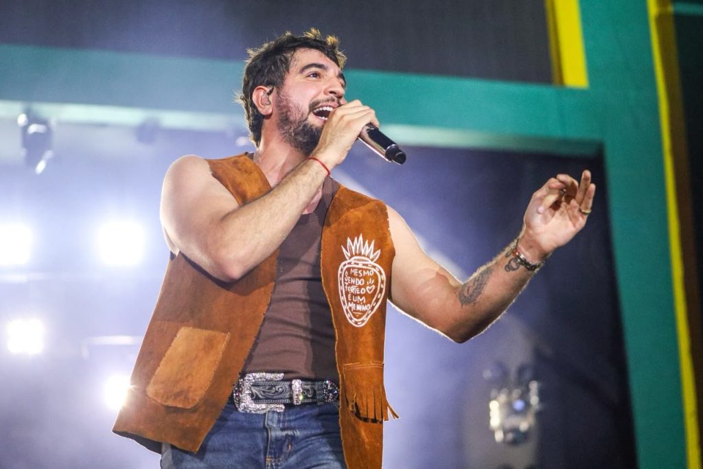 Nattan conquista o público no encerramento do São João de Petrolina com sua performance no pátio.