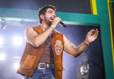 Nattan conquista o público no encerramento do São João de Petrolina com sua performance no pátio. Nattan conquista o público no encerramento do São João de Petrolina com sua performance no pátio.