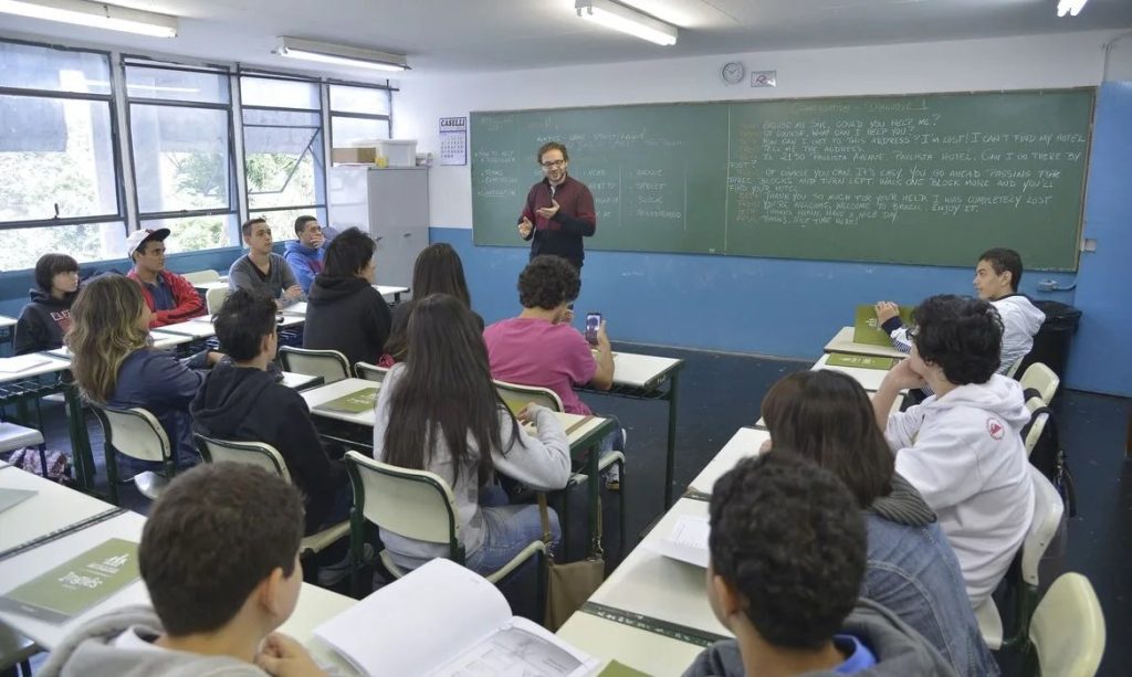 Novo piso nacional do magistério é fixado em R$ 5,1 mil pelo governo