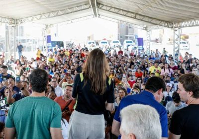 Prefeita Raquel Lyra finaliza agenda em Petrolina com entrega de unidades do Residencial Dom Avelar I. Prefeita Raquel Lyra finaliza agenda em Petrolina com entrega de unidades do Residencial Dom Avelar I.